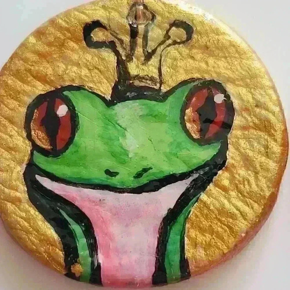 Frog queen on circle hoop hand-painted gold earrings ✦ Cute forest fairy style ✦ - Picture 4 of 10